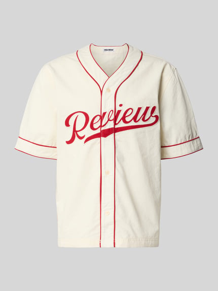 Produktfoto, Relaxed Fit Freizeithemd mit Logo von REVIEW aus Reine Baumwolle in Creme mit roten Details, V-Ausschnitt, Kurzarm, Textur glatt