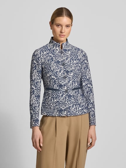 Frauenmodel trägt Slim Fit Blazer im Allover-Look mit Stehkragen von WHITE LABEL, Blau-Weiß, Material-Mix, Nahaufnahme Oberkörper.