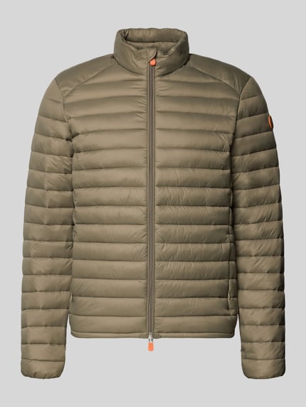 Produktfoto, olivgrüne Steppjacke mit Zweiwegereißverschluss Modell 'Alexander' von SAVE THE DUCK, gesteppt, Regular Fit, Stehkragen, Eingrifftaschen, glatte Oberfläche