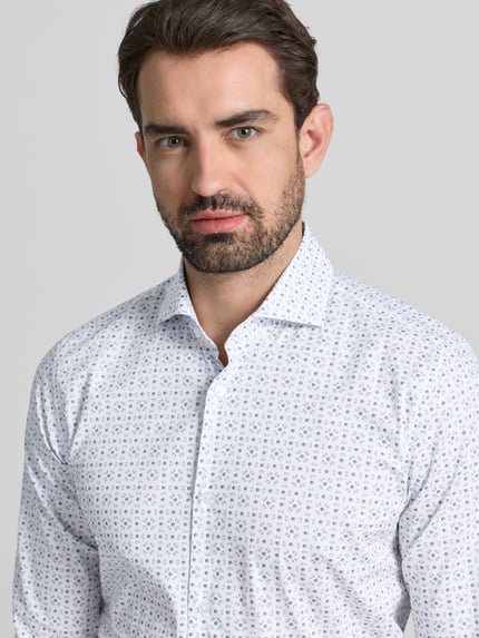 Männermodel draagt Slim Fit Business-Hemd mit Knopfleiste Modell 'Pares' van JOOP! Collection, wit met fijn motief, katoen-elasthaan mix, haifischkraag. Nahaufnahme Oberkörper.