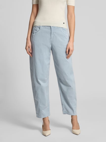 Vrouwenmodel draagt Barrel Jeans im 5-Pocket-Design Modell 'MEGAN' van Brax, lichtblauw, lyocellmix, uitlopend, knop- en ritssluiting, detailnaden, volledige voorkantopname.