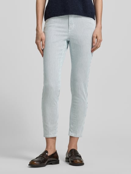 Frauenmodel trägt Slim Fit Jeans mit elastischem Bund Modell 'Ornella' von Angels, Baumwoll-Mix, feine Streifen, Ganzkörperansicht von vorne.
