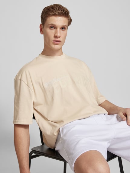PEGADOR T-shirt o kroju oversized z nadrukiem z logo model ‘GILFORD’ Piaskowy 3
