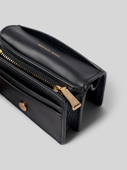 Produktfoto, Portemonnaie aus echtem Leder Modell 'HAMILTON' von MICHAEL Michael Kors mit Strukturmuster, Überschlag, Magnet- und Reißverschluss, metallic Logo-Anhänger