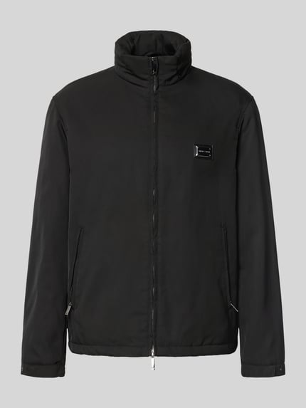 Produktfoto, schwarze Regular Fit Jacke mit Stehkragen von Emporio Armani, glatte Struktur, Logo-Applikation, Zweiwege-Reißverschluss, Eingrifftaschen mit Reißverschluss, schlichte Farbgebung, Damen Jacke, Rückenlänge 70 cm, Schulterbreite 48 cm, Brustweite 57 cm, Ärmellänge 67 cm