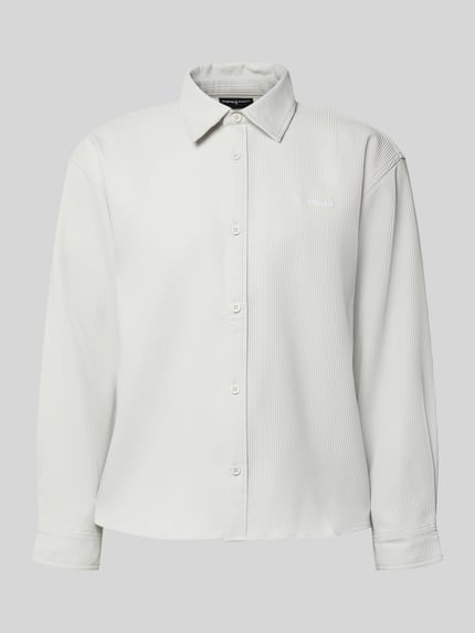 Produktfoto, Regular Fit Freizeithemd mit Kentkragen und Label-Stitching von Pegador aus weißem Material-Mix mit Stretch-Anteil, feine Struktur. Context: Rückenlänge bei Größe M 68 cm, Schulterbreite 50 cm, Ärmellänge 60 cm, Modell 'Troy'.