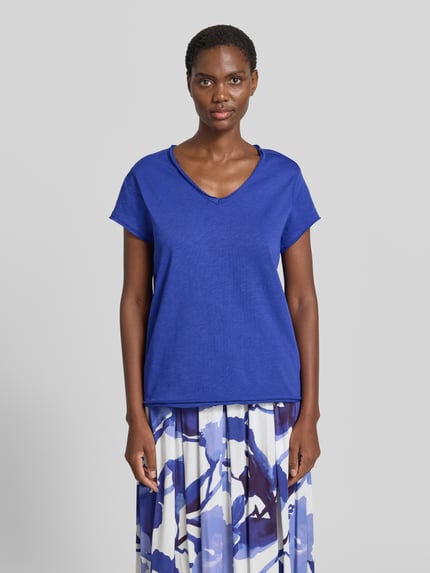 Vrouwenmodel draagt 'T-Shirt met rolzoom en V-hals' van Smith and Soul, pure katoen, regular fit, ruglengte maat S 63 cm, blauw, voorkant volledige lichaamsweergave.