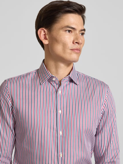 Männermodel trägt zakelijk overhemd met fijne strepen in wit, rood en blauw, Businesshemd mit feinen Streifen van Jake*s, Nahaufnahme Oberkörper