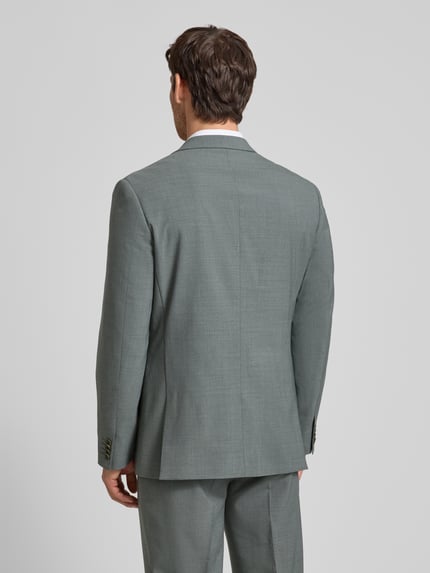 Männermodel trägt Regular Fit Blazer mit Lanawoll-Anteil Modell 'Charles' von Matinique, elastyczna mieszanka materiałów, kołnierz z połami, brustasza, kieszenie z wypustkami, listwa z 2 guzikami, długość tyłu w rozmiarze 50: 75 cm, szerokość w rozmiarze 50: 46 cm, długość rękawów w rozmiarze 50: 66 cm, kolor szary, gładka tekstura, Ganzkörperansicht Rückansicht.