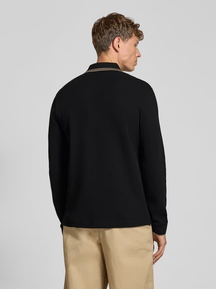 Männermodel trägt schwarzes Regular Fit Poloshirt aus Baumwoll-Mix Modell 'H-Pittman 10' von BOSS, Herren Poloshirt, Ganzkörperansicht Rückansicht.