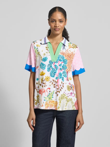 Vrouwenmodel draagt Blusenshirt aus Seide-Elasthan-Mix im Allover-Look van HERZENS met bloemenprint, regular fit, kraag, V-hals, vooraanzicht bovenlichaam