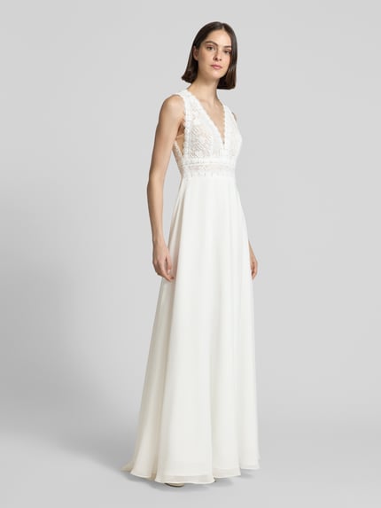Frauenmodel trägt Abendkleid mit floralem Stitching von Luxuar, weiß, Semitransparent, Tailliert, V-Ausschnitt, Ärmelloses-Design, Ganzkörperansicht von vorne. Rückenlänge in Größe 36: 128 cm, Brustweite: 38 cm.
