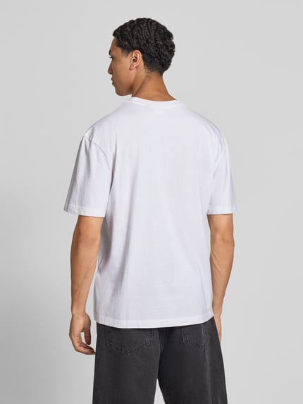 Männermodel trägt weißes Regular Fit T-Shirt aus reiner Baumwolle Modell 'John Tee' von Pepe Jeans, Herren T-Shirt, Ganzkörperansicht Rückansicht.