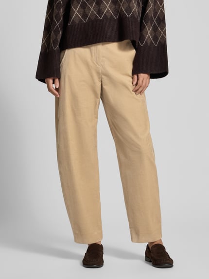 Männermodel trägt Barrel Fit Cordhose mit Eingrifftaschen von windsor., beżowy, bawełna z elastanem, szerokość w rozmiarze 36: 38 cm, długość nogawki 73 cm, detaliczna faktura sztruksu, Ganzkörperansicht von vorne.