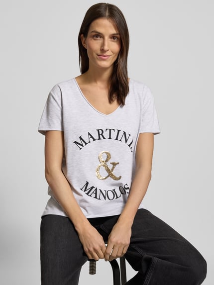 Modelka kobieca nosi T-Shirt mit Label-Print od miss goodlife z bawełny, luźny krój, V-dekolt, nadruk z przodu, jasnoszary kolor, zbliżenie górnej części ciała.
