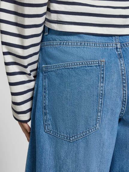 Frauenmodel trägt Wide Leg Jeans aus reiner Baumwolle Modell 'TAYLOR' von Only, Denim, Label Stitching, Rückansicht Nahaufnahme.
