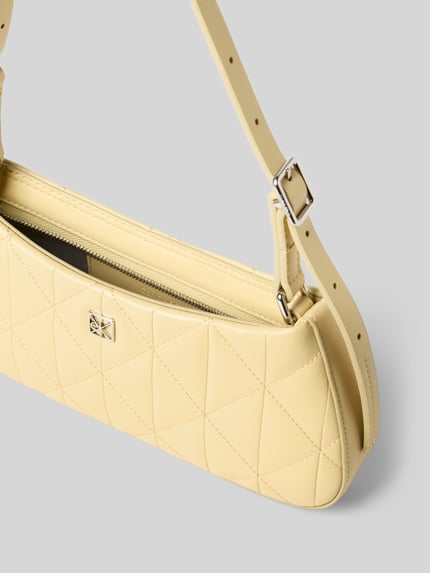 Produktfoto, Shoulder Bag mit Logo-Detail Model 'Quilted' van CK Calvin Klein, lichtgele schoudertas, ritssluiting, verstelbare draagband, quilt-look, hoofdvak, breedte 27 cm, lengte 13 cm, diepte 4 cm, schouderriemlengte 57 cm.
