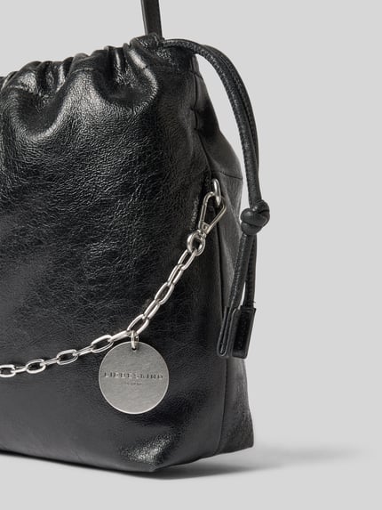 Produktfoto, Pouch mit Raffungen Modell 'Lya' von LIEBESKIND BERLIN in Schwarz, glänzende Ledertextur, Hauptfach mit Tunnelzug, schmaler Schulterriemen, silberne Kette, Breite 41 cm, Länge 30 cm, Tiefe 11 cm, Länge Schulterriemen 98 cm