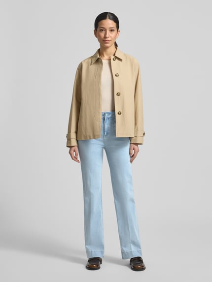 Vrouwenmodel draagt Wide Leg Jeans mit Eingrifftaschen van Christian Berg Woman in lichtblauwe katoen-mix met stretch, five pocket-stijl, knoop- en ritssluiting, vooraanzicht volledige opname