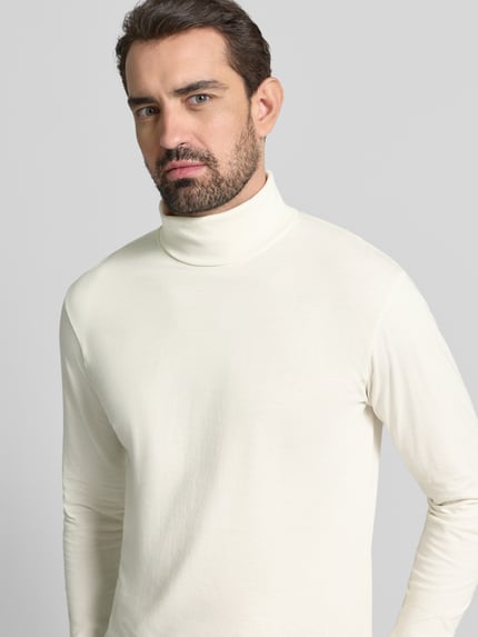 Männermodel trägt Longsleeve mit Rollkragen von RAGMAN in Creme, reine Baumwolle, Regular Fit, Nahaufnahme Oberkörper.