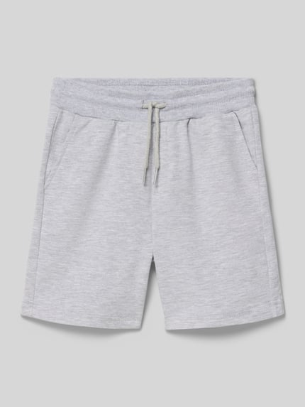 Produktfoto, Sweatshorts mit Seiten- und Gesäßtaschen von Mayoral, jasnoszary, bawełniany miks z domieszką stretchu, prosty krój, elastyczny pas ze sznurkiem, kieszenie boczne i z tyłu, szerokość w rozmiarze 116: 28 cm, długość wewnętrzna nogawki w rozmiarze 116: 13 cm