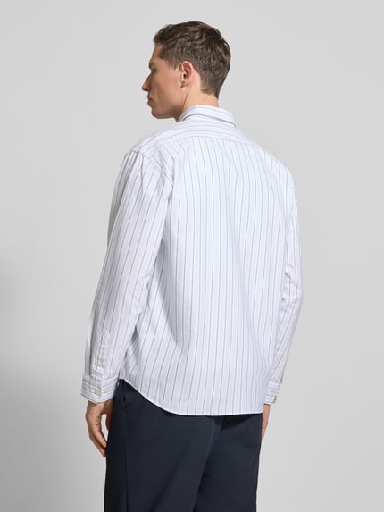 Männermodel trägt Relaxed Fit Freizeithemd aus reiner bawełna Model 'OXFORD SHIRT' von Selected Homme, wzór w paski, Ganzkörperansicht Rückansicht.