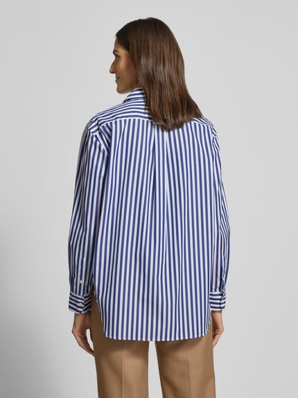 Frauenmodel trägt Relaxed Fit Hemdbluse mit Logo-Stitching Modell 'Ligh' von Polo Ralph Lauren, gestreiftes Muster, Reine Baumwolle, Ganzkörperansicht Rückansicht.