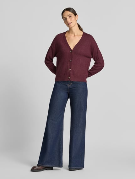 Frauenmodel trägt Cardigan mit V-Ausschnitt Modell 'VIRIL' von VILA, bordeaux, Knopfleiste, Straight Fit, Viskose-Mix, Ganzkörperansicht von vorne.