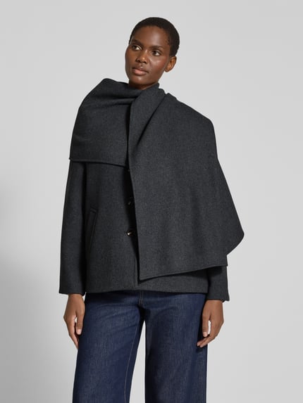 Frauenmodel trägt Regular Fit Kurzmantel mit Schalkragen Modell 'UNALAURA' von VERO MODA, dunkelgrau, glatte Struktur, Ganzkörperansicht von vorne, Damen Teddy- / Webpelzjacke.