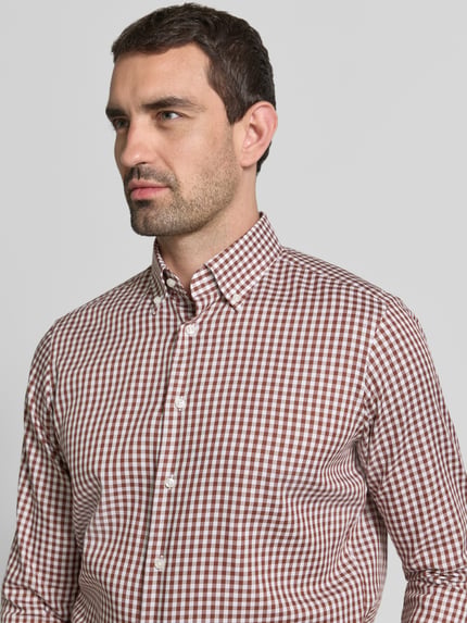 Männermodel trägt Regular Fit Business-Hemd mit Button-Down-Kragen von Christian Berg Men, Vichy-Karo, Nahaufnahme Oberkörper.