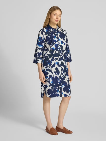 Frauenmodel trägt knielanges Hemdblusenkleid im Allover-Look von WHITE LABEL aus reiner Baumwolle, 3/4-Arm, blau-weiß, Ganzkörperansicht von vorne.