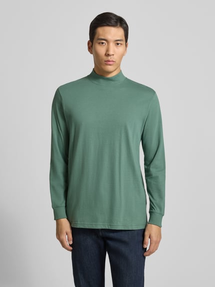 Mannenmodel draagt Shirt met lange mouwen met ribboorden van RAGMAN, puur katoen, regular fit, opstaande kraag, ruglengte maat M 72 cm, volledig vooraanzicht.