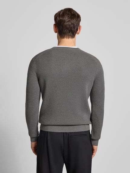 Männermodel trägt Strickpullover mit gerippten Abschlüssen Modell 'Connor' von Tiger Of Sweden, Grau, Woll-Baumwoll-Mix, Rückenlänge 65 cm, Ganzkörperansicht Rückansicht.