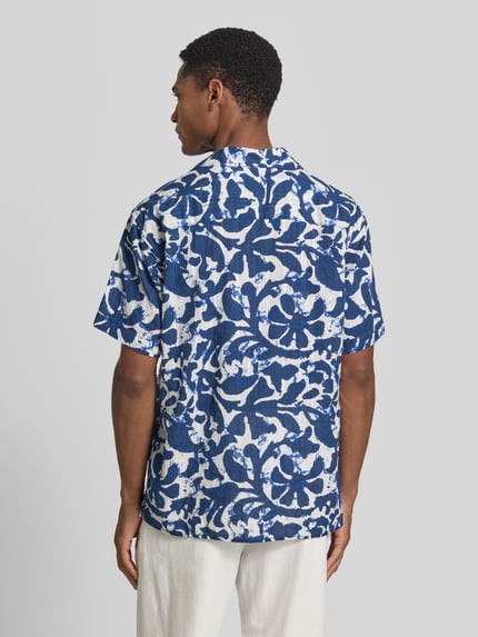 Männermodel trägt Regular Fit Freizeithemd im Allover-Look Modell 'BILBAO' von Jack & Jones Premium aus reiner Baumwolle, Ganzkörperansicht Rückansicht, Kontext: Rückenlänge bei Größe M 71 cm, Schulterbreite 48 cm, Ärmellänge 23 cm.