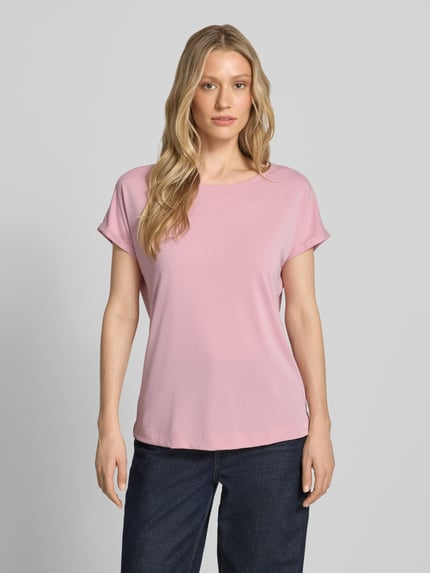 Frauenmodel trägt Regular Fit T-Shirt mit Rundhalsausschnitt von Christian Berg Woman, Damen T-Shirt aus Modal-Mix, fixierte Ärmelabschlüsse, Rückenlänge bei Größe S 64 cm, zartrosa Farbe, glatte Textur, Ganzkörperansicht von vorne.