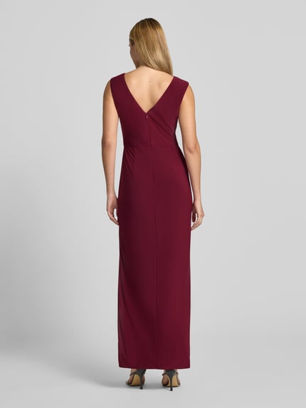 Frauenmodel trägt Abendkleid mit Raffungen von Adrianna Papell in Dunkelrot, Material-Mix mit Stretch, tailliert, Ganzkörperansicht Rückansicht.