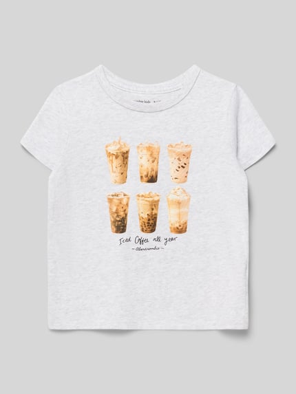 Mädchen trägt T-Shirt mit Label-Detail Modell 'CLASSIC' von Abercrombie&Fitch, hellgrau, Print mit sechs Iced Coffee Bechern, Baumwollmischung, Rundhalsausschnitt, gerader Schnitt, Nahaufnahme Oberkörper.