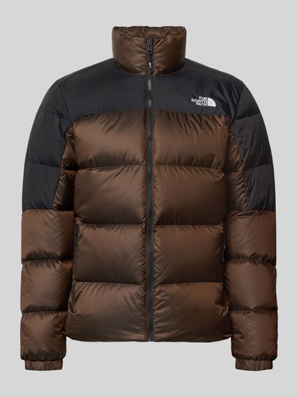 Produktfoto, braune und schwarze Steppjacke Regular Fit Jacke mit Daunen-Feder-Füllung Modell 'Diabolo' von The North Face, Stehkragen, Logo-Stitching, strukturierte Textur, Herren Jacke, Vorderansicht