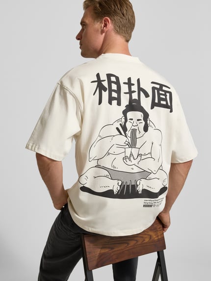 Männermodel trägt T-Shirt mit Label-Print Modell 'Beam' von WOODBIRD, reine Baumwolle, lockerer Schnitt, Rückenansicht, Nahaufnahme Oberkörper