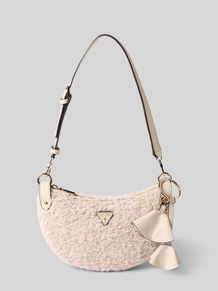 Produktfoto, Handtasche aus Teddyfell Modell 'KATIE' von GUESS in gebroken wit met schouderband, hoofdvak met ritssluiting, labelapplicatie, afmetingen: breedte 27 cm, lengte 16 cm, diepte 8 cm, schouderbandlengte 64 cm