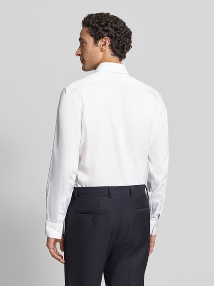 Männermodel trägt Regular Fit Businesshemd mit Satinstruktur von BOSS, weiß, Kentkragen, Knopfleiste, Ganzkörperansicht Rückansicht.