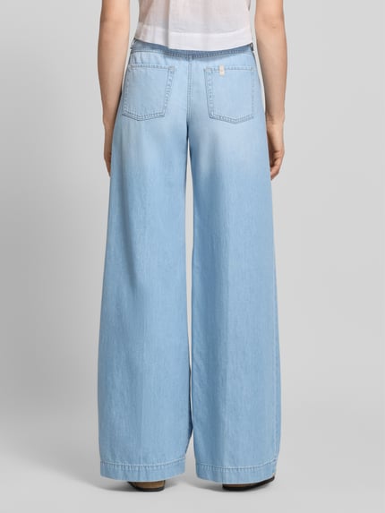 Vrouwenmodel draagt Wide Leg Jeans model 'FLARE' van Liu Jo White, mix van katoen en lyocell, steekzakken, wide leg, ganzkörperansicht rückansicht.