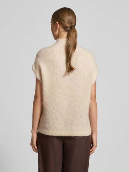 Vrouwenmodel draagt Pullunder met Stehkragen van Smith and Soul, beige kleur, regular fit, materiaal-mix met mohair, rugaanzicht.