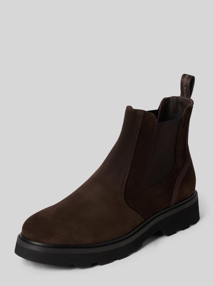 Produktfoto, Chelsea Boots aus echtem Leder Modell 'CITY' von Woolrich, dunkelbraun, abgerundete Form, leicht profilierte Sohle, Logo-Detail, Absatzhöhe 4 cm, Schafthöhe 14 cm, Schaftweite 11 cm, dezente Wildlederstruktur, Seitenansicht.