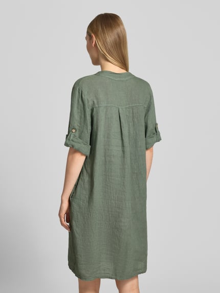 Vrouwenmodel draagt Tunikajurk uit linnen met V-hals model 'Ki44ra' van ZABAIONE, recht fit, knoopsluiting, mouw met omslag, ruglengte 95 cm, borstwijdte 50 cm, mouwlengte 26 cm, groene kleur, gerimpelde textuur, geheel zicht van achteren