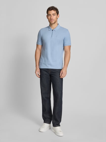 Männermodel draagt Slim Fit Poloshirt aus katoenmix model 'PASSERZIP' van BOSS Orange, look: effen, korte mouw, labelpatch, polokraag, korte ritssluiting, katoenmix, blauwe tinten, gladde textuur, ganzekörperansicht van voren.