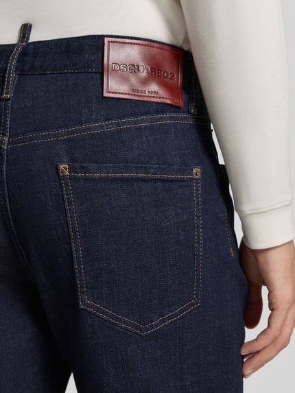 Männermodel trägt Regular Fit Straight Fit Jeans mit Label-Detail von Dsquared2 in Dark Wash Denim, 5-Pocket-Design, Nahaufnahme Rückansicht.
