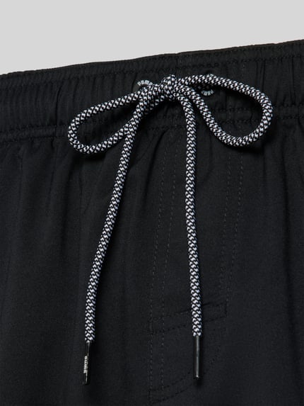 Produktfoto, Badehose mit Seitentaschen und Klettverschlusstasche hinten von PUMA in Schwarz, elastischer Bund, Nahaufnahme Oberkörper