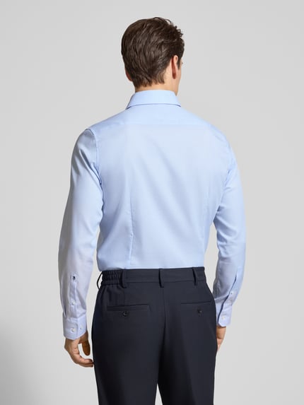 Męski model nosi Slim Fit Business-Hemd aus Baumwolle mit Kentkragen von SEIDENSTICKER, jasnoniebieskie, krój slim fit, czysta bawełna, z delikatną strukturą, kent, listwa guzikowa, długość pleców w rozmiarze 40: 70 cm, szerokość w rozmiarze 40: 45 cm, długość rękawa w rozmiarze 40: 65 cm, widok całej sylwetki od tyłu.