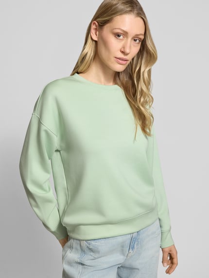Frauenmodel trägt Sweatshirt aus Viskose-Mix Modell 'Ima' von MSCH Copenhagen im Relaxed-Fit mit Rundhalsausschnitt, Pastellgrün, Damen, Ganzkörperansicht von vorne.